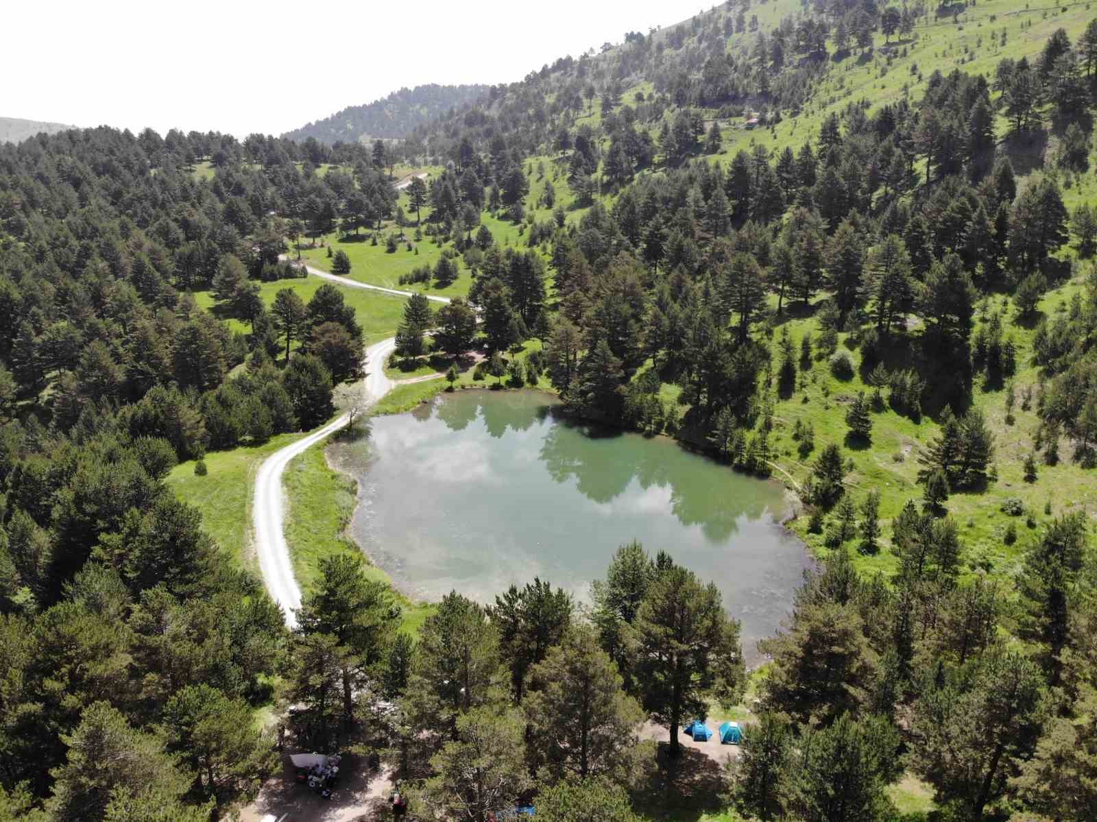 Altınpınar Limni G&ouml;l&uuml;&rsquo;nde kamp kurup JAK ekiplerinden dağ tırmanışı eğitimi aldılar
