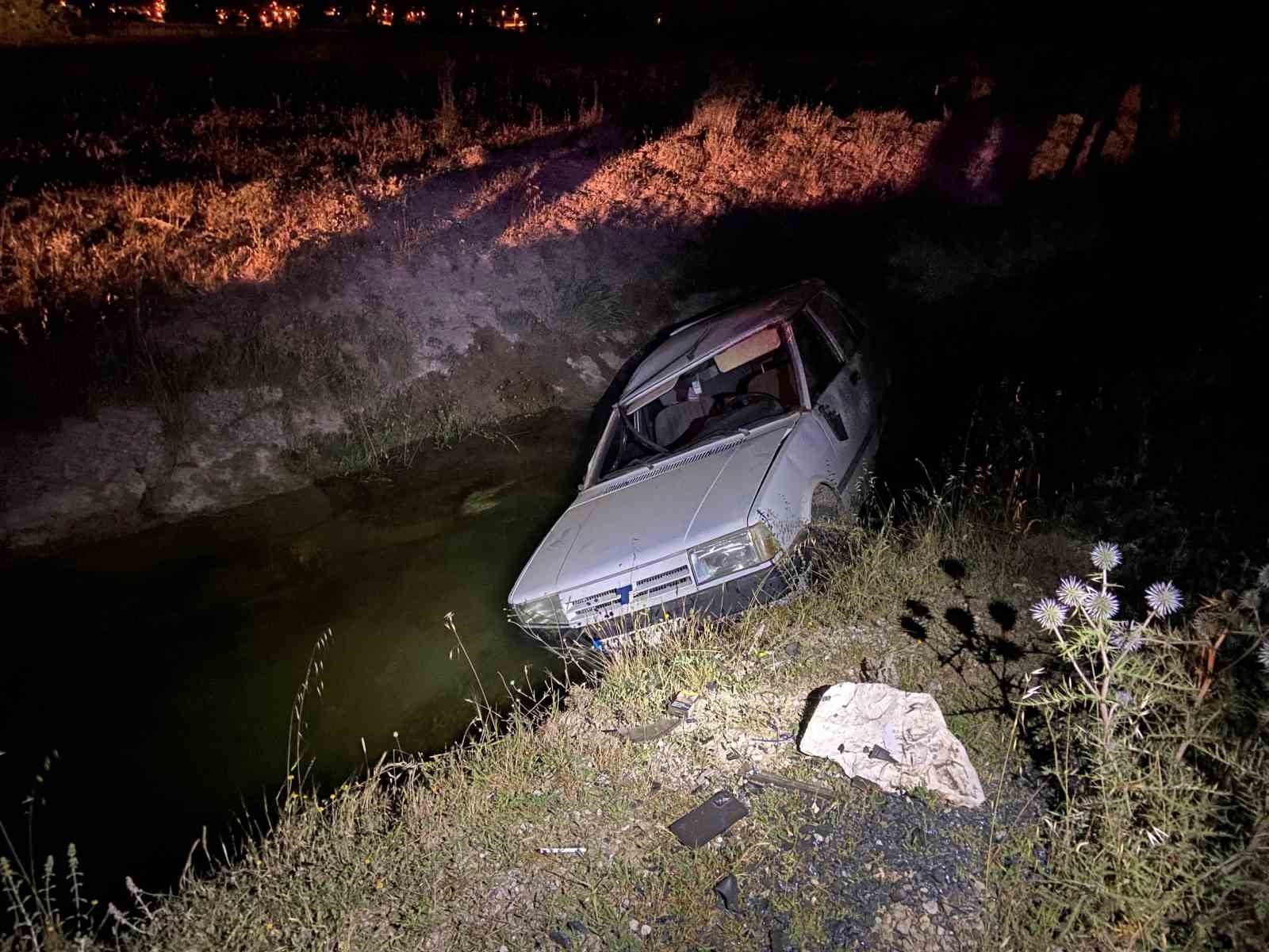 K&uuml;tahya&rsquo;da otomobil dere yatağına yuvarlandı: 2 yaralı
