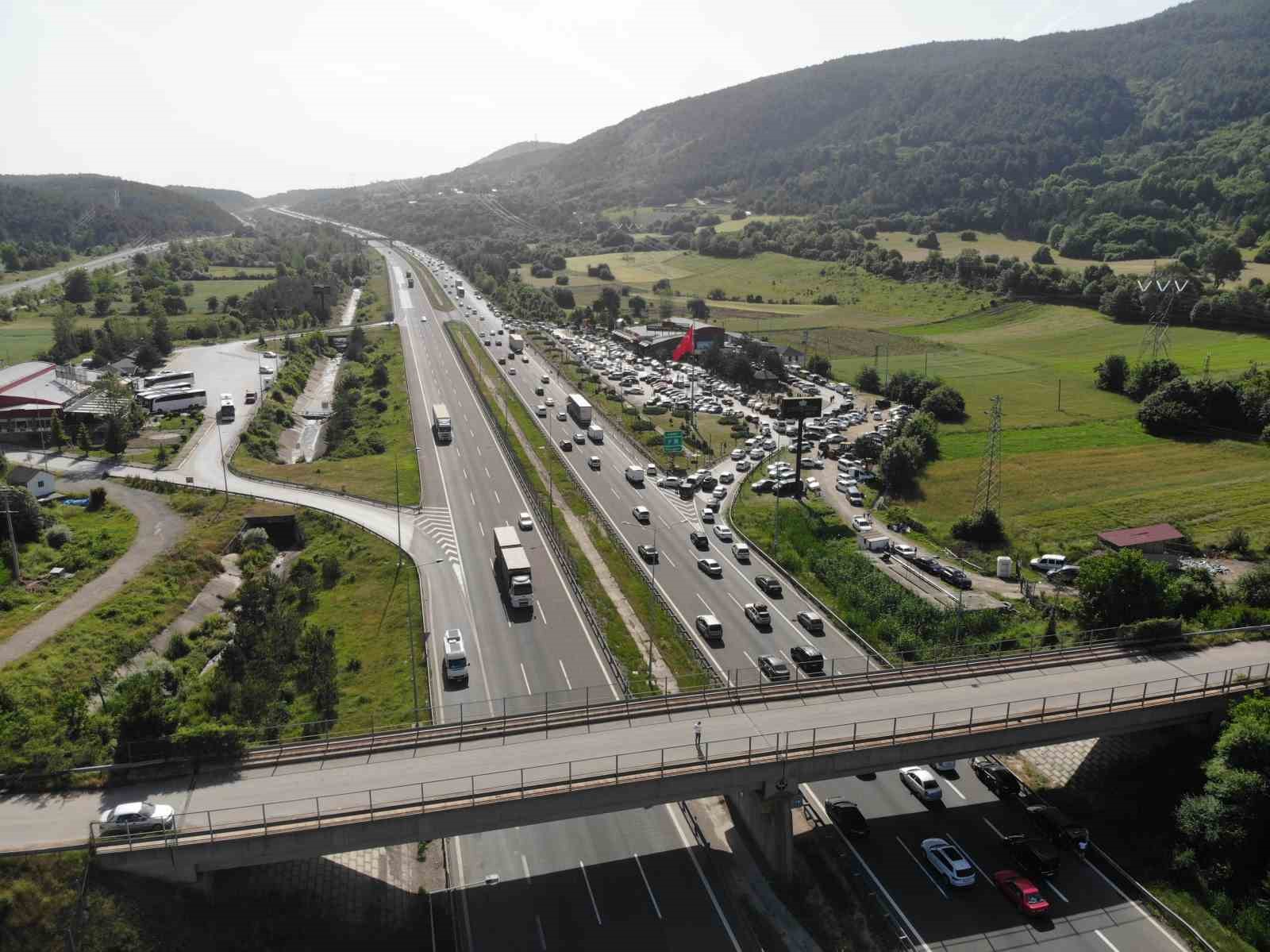 Akın akın gidiyorlar: Bayram trafiği böyle görüntülendi
