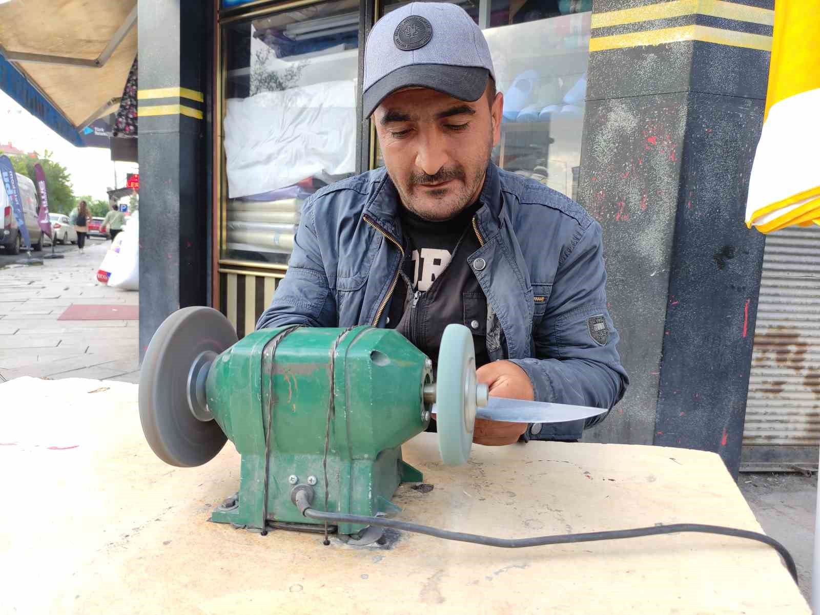 Kurban Bayramı öncesi bıçak bileyicilerinin yoğun mesaisi
