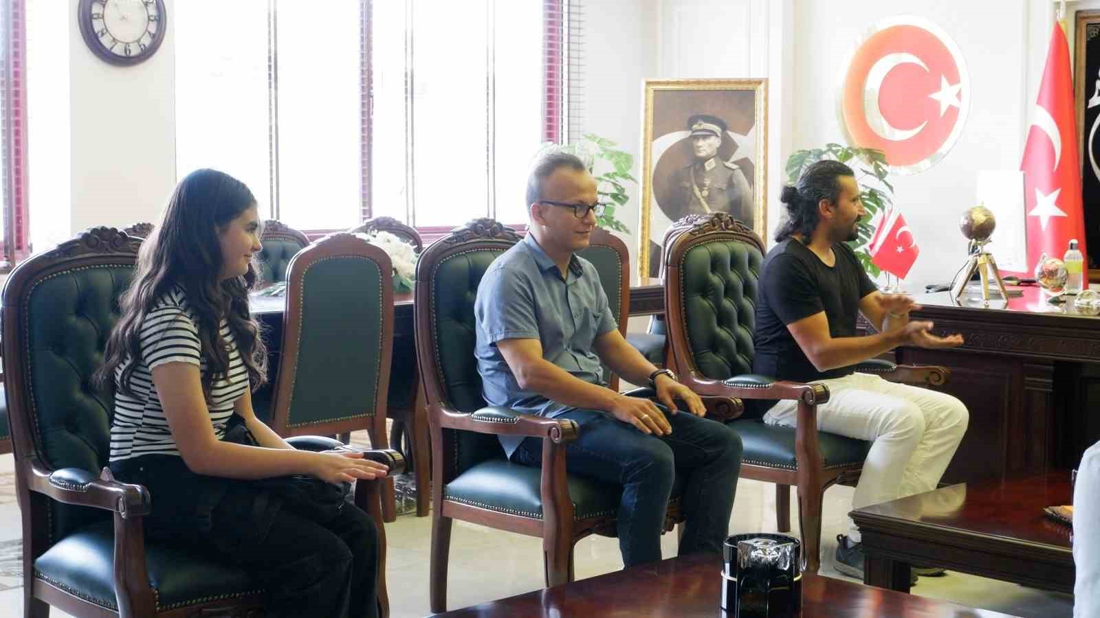 Başkan Bakkalcıoğlu&rsquo;na tiyatro &ouml;ğrencilerinden ziyaret
