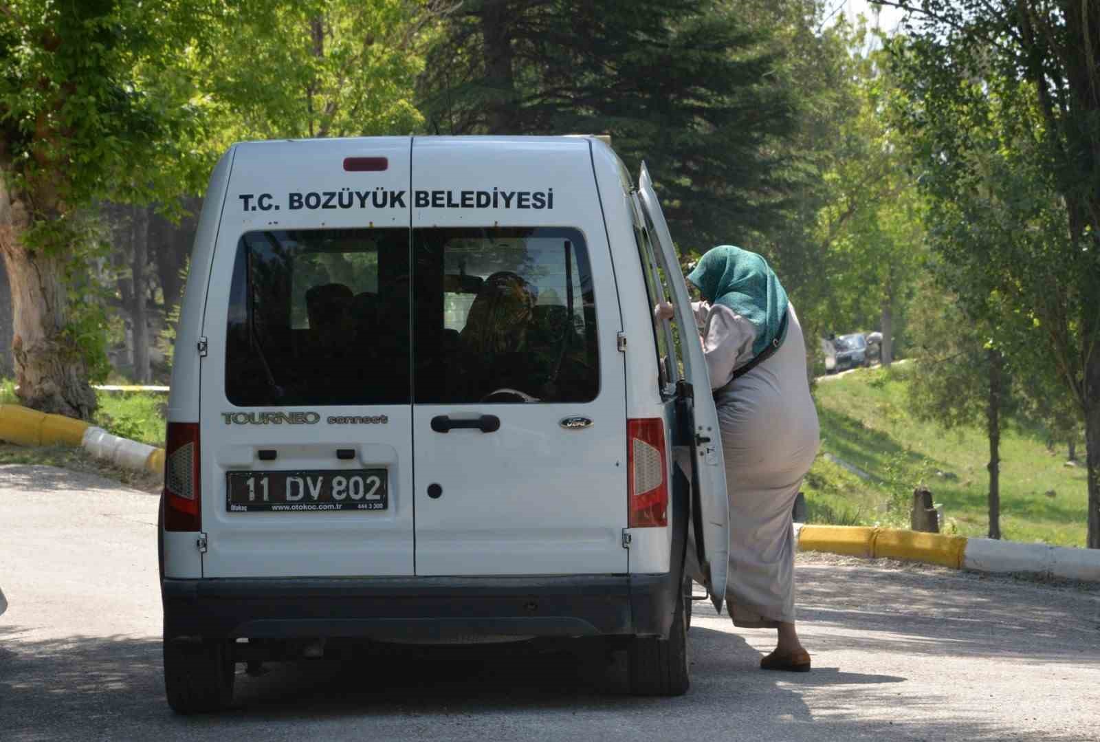 Boz&uuml;y&uuml;k&rsquo;te arefe g&uuml;n&uuml; il&ccedil;e mezarlığına belediyeden &uuml;cretsiz ulaşım
