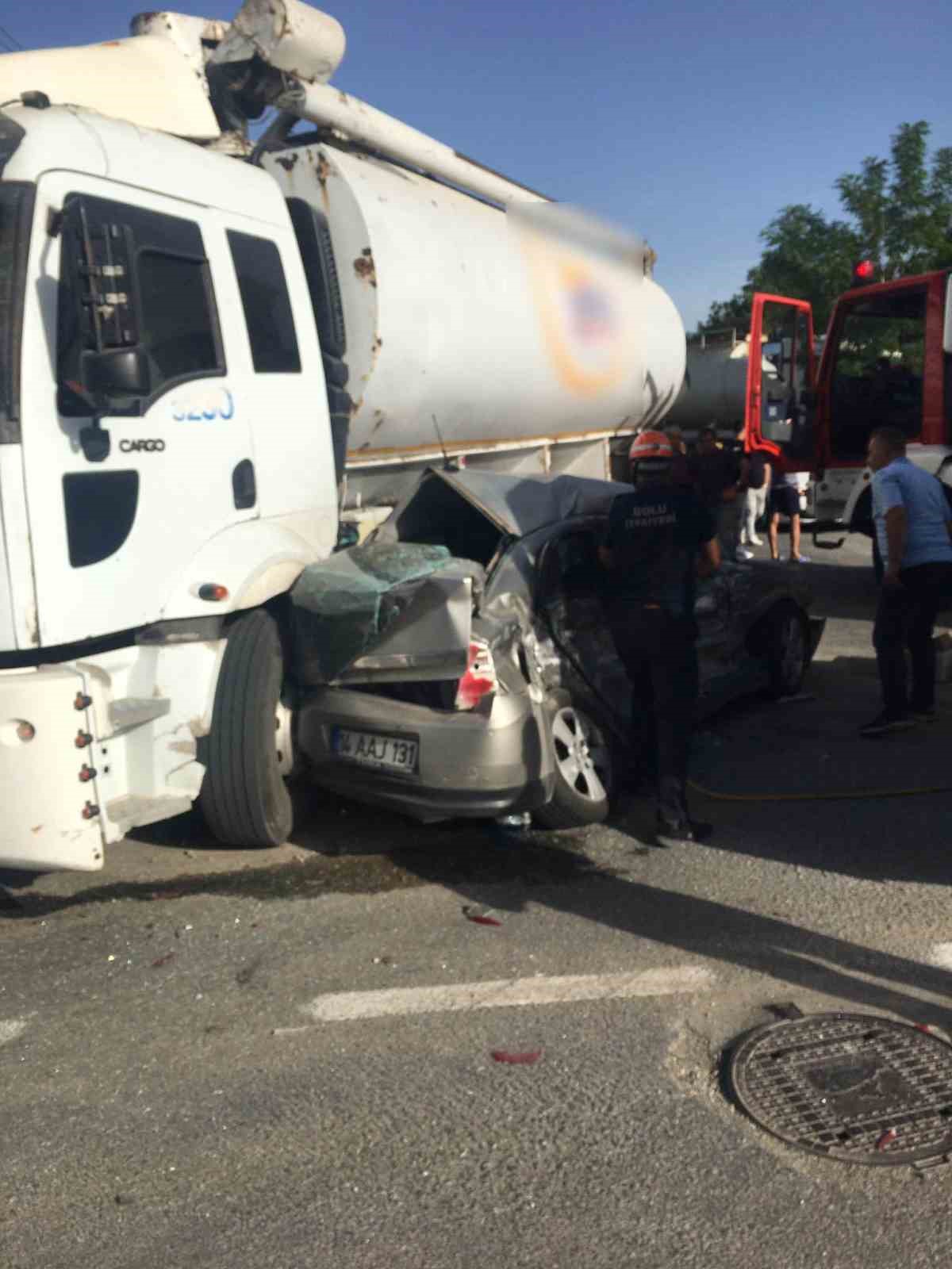 Midibüs ve kamyonun arasında otomobil kağıt gibi ezildi: 1 yaralı
