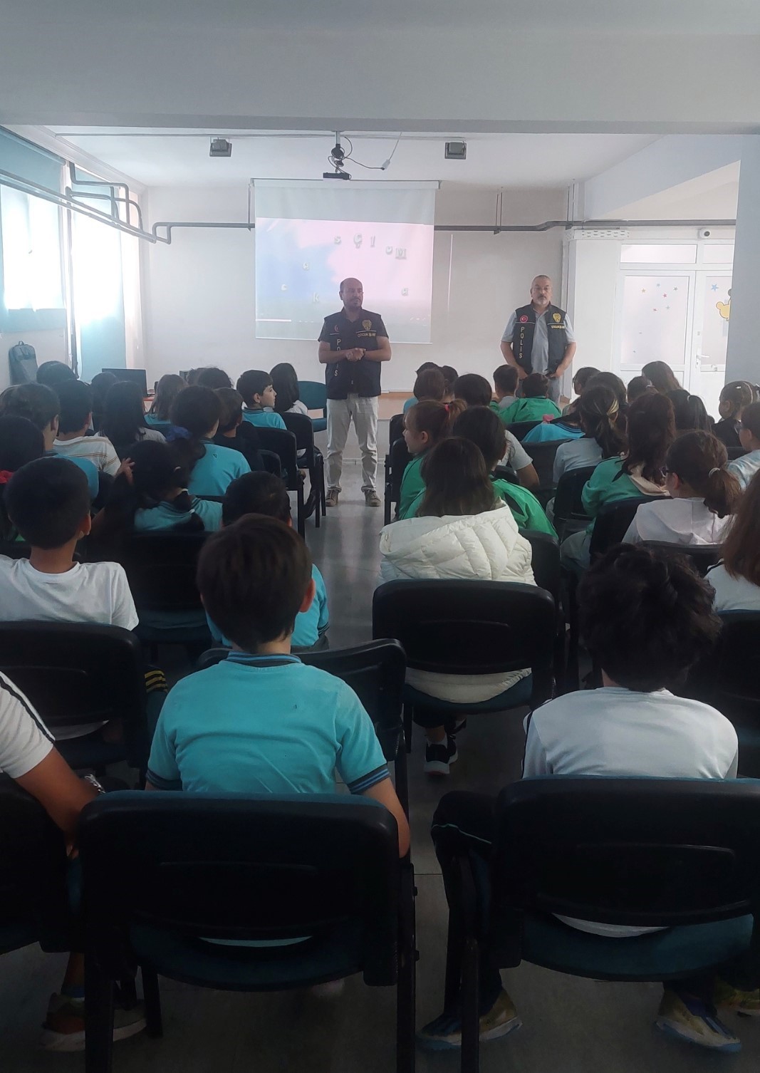 &Ccedil;anakkale&rsquo;de &ouml;ğrencilere akran zorbalığı hakkında bilgilendirme yapıldı
