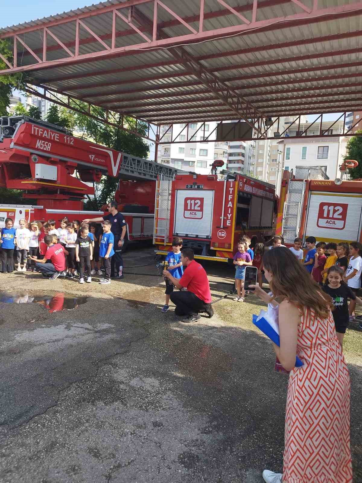 Adana B&uuml;y&uuml;kşehir İtfaiyesinden miniklere serinleten s&uuml;rpriz
