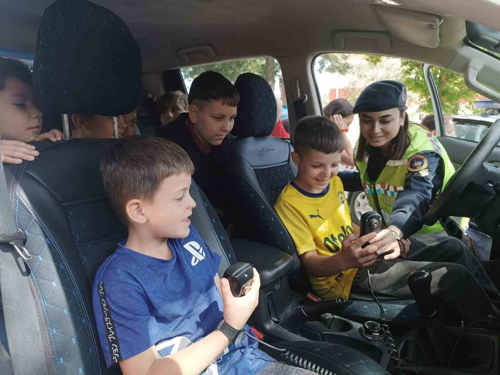 Jandarmadan &ouml;ğrencilere uygulamalı trafik eğitimi
