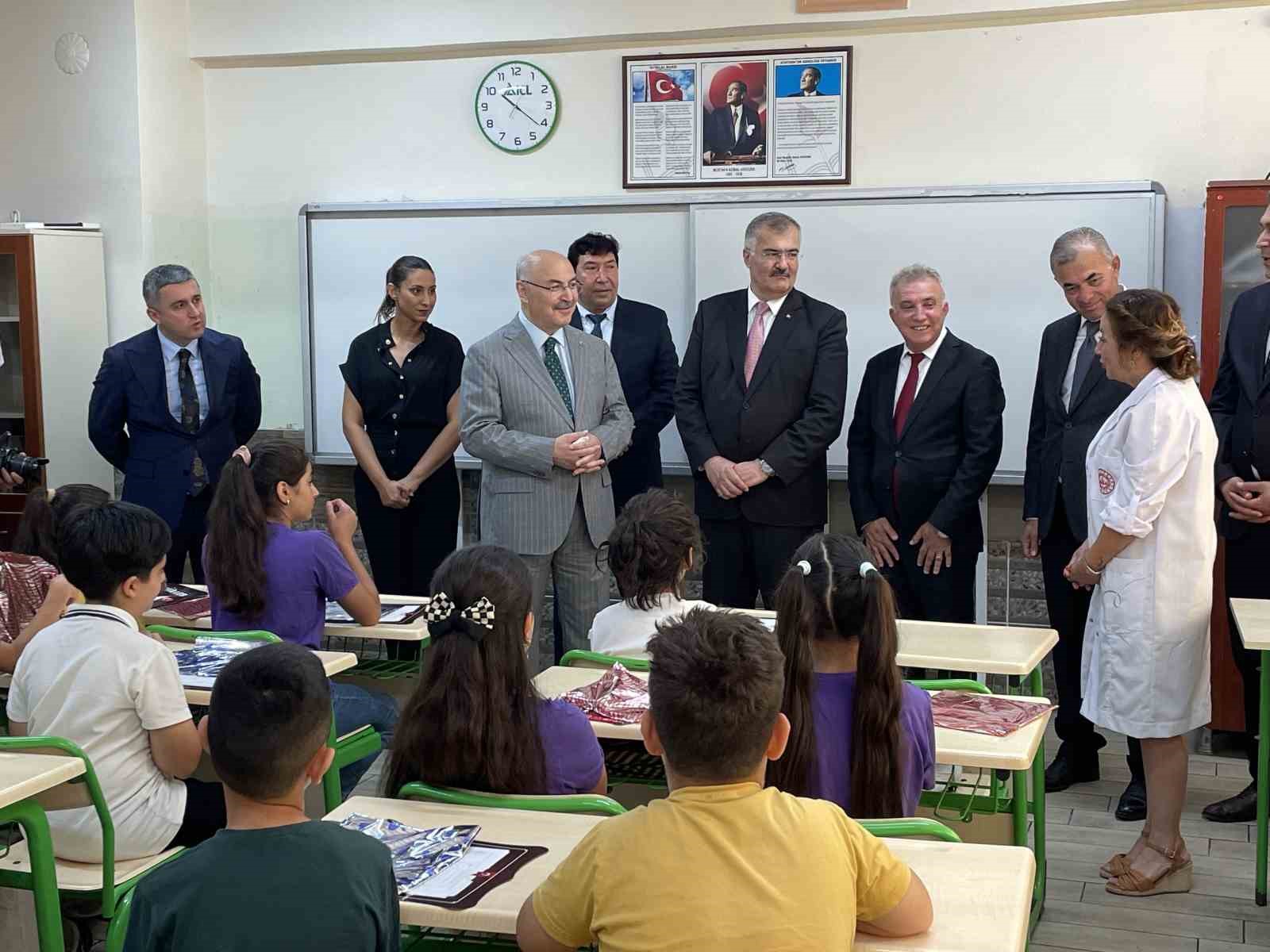 Vali K&ouml;şger&rsquo;den "&Ccedil;ocuklarınıza y&uuml;zme &ouml;ğretin, kanallara g&ouml;ndermeyin" uyarısı

