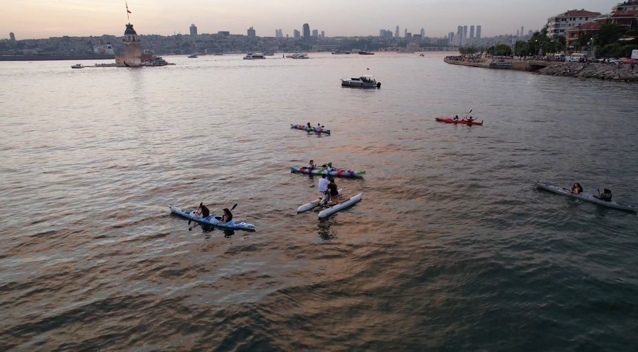 &Uuml;sk&uuml;dar&rsquo;da g&uuml;n batımında renkli g&ouml;r&uuml;nt&uuml;ler
