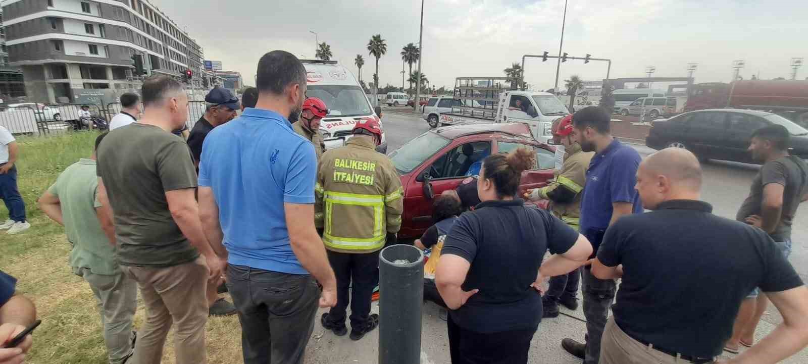 Bandırma&rsquo;da feci kaza: Dorse ile otomobilin arasına sıkıştı

