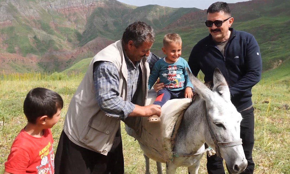 Tunceli Valisi Tekbıyıkoğlu, yaylacılarla bir araya geldi
