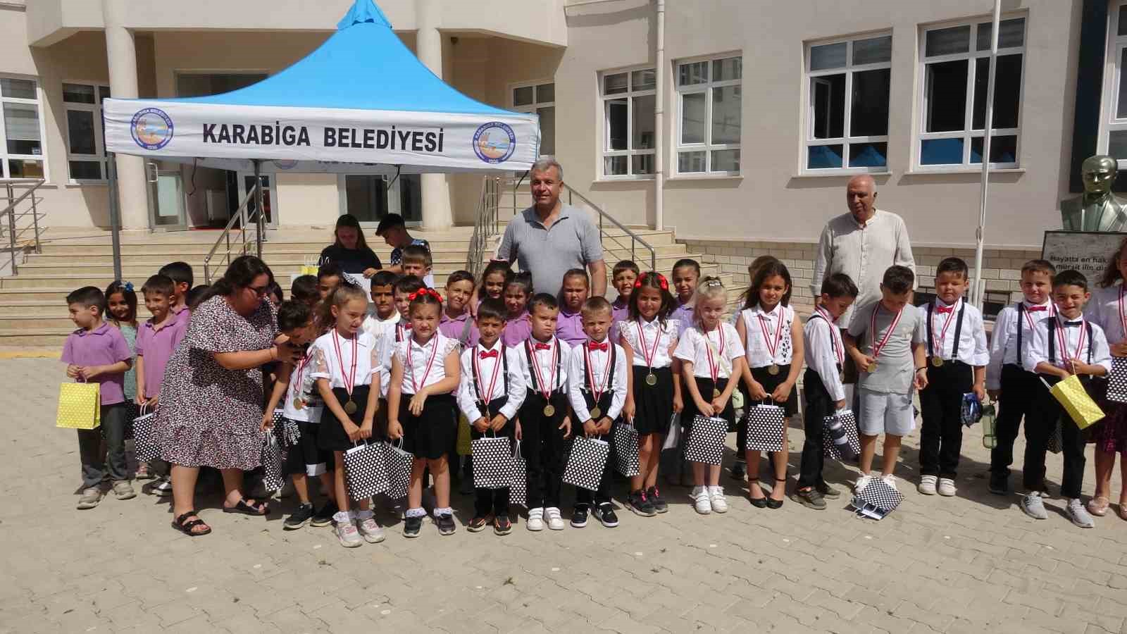 Başkan Elbi, &ouml;ğrencilere akıllı saat s&ouml;z&uuml;n&uuml; tuttu
