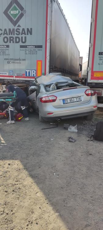 Otomobil tırın dorsesine &ccedil;arptı: Polis memuru hayatını kaybetti, eşi ve &ccedil;ocuğu yaralandı
