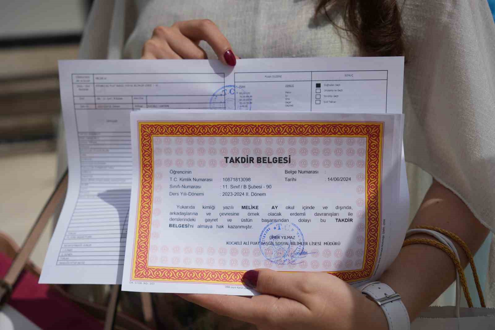 Kocaeli’nin en renkli adamından öğrencilere renkli karne hediyesi
