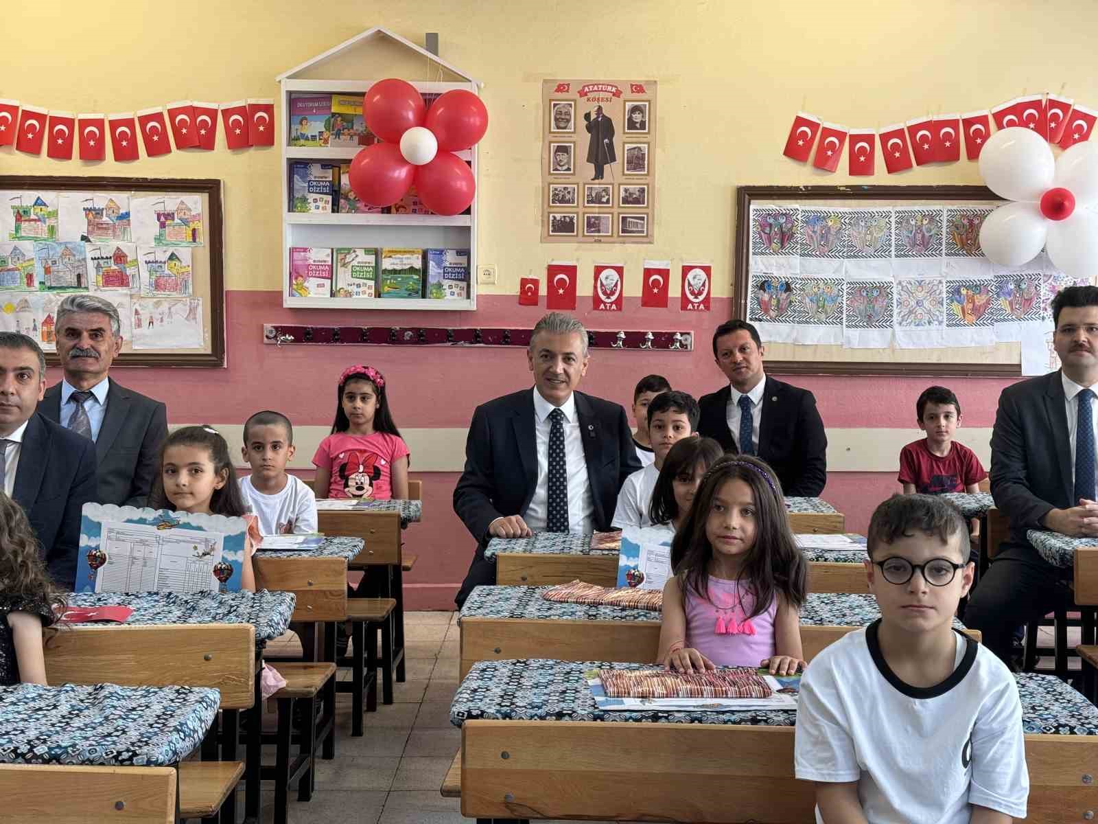 Mardin Valisi Tuncay Akkoyun, öğrencilerin karne sevincine ortak oldu
