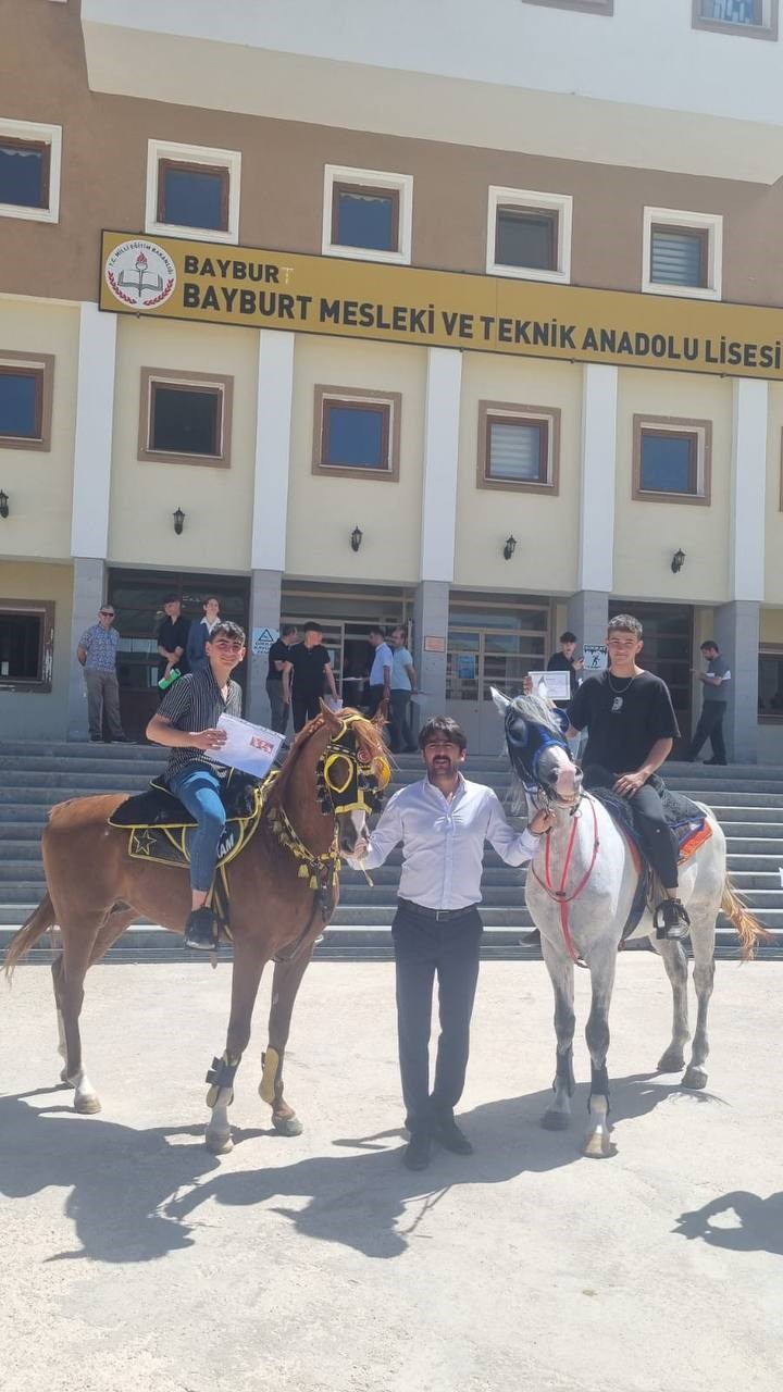 Lise öğrencileri karne almaya atlarla gittiler: &quot;Ehliyetim olmadığı için ben de atla geldim&quot;