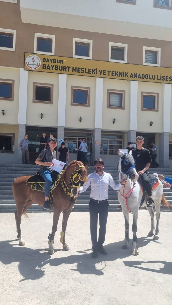 Lise öğrencileri karne almaya atlarla gittiler: "Ehliyetim olmadığı için ben de atla geldim"
