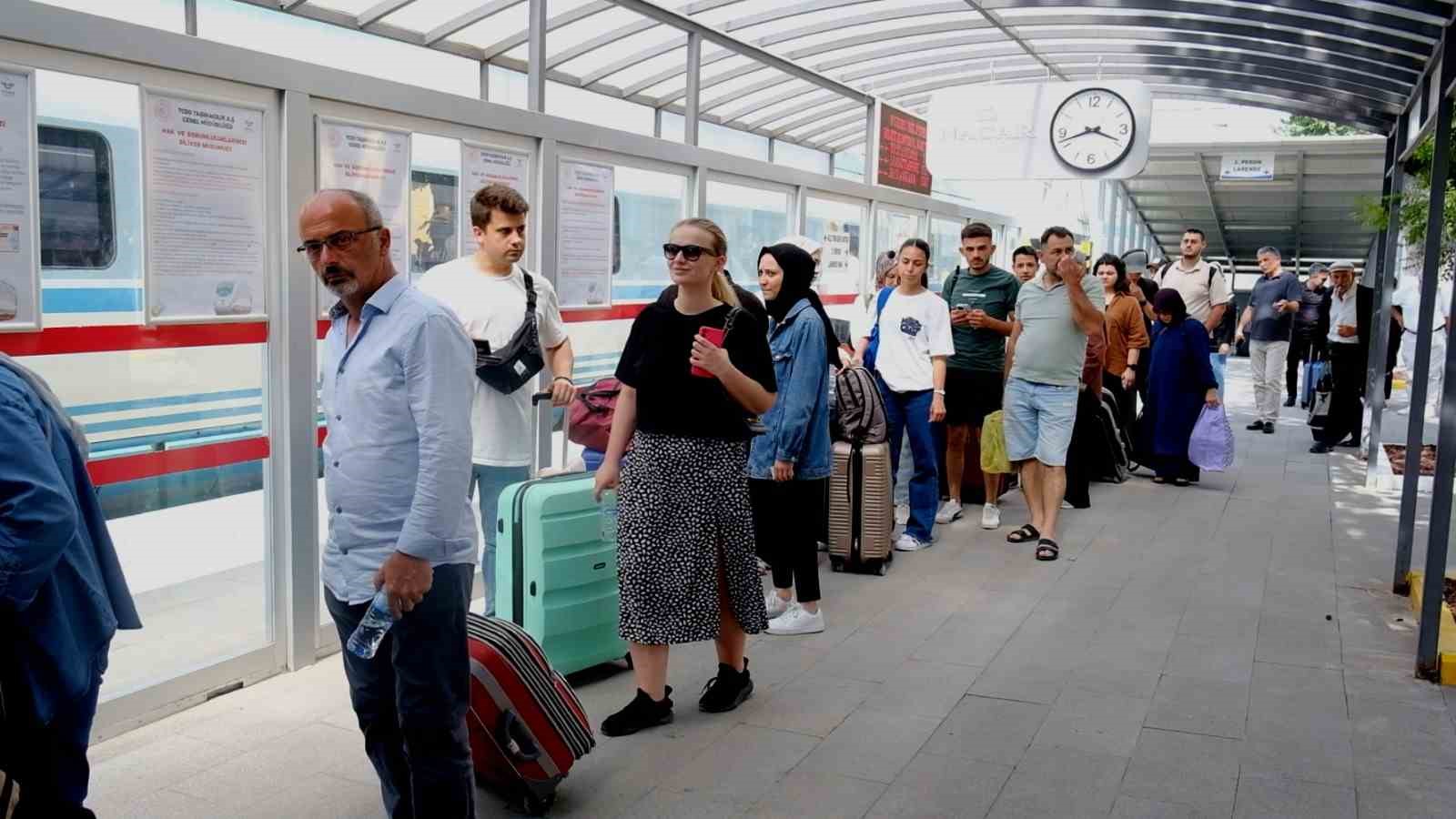 Karaman YHT garında bayram yoğunluğu yaşanıyor
