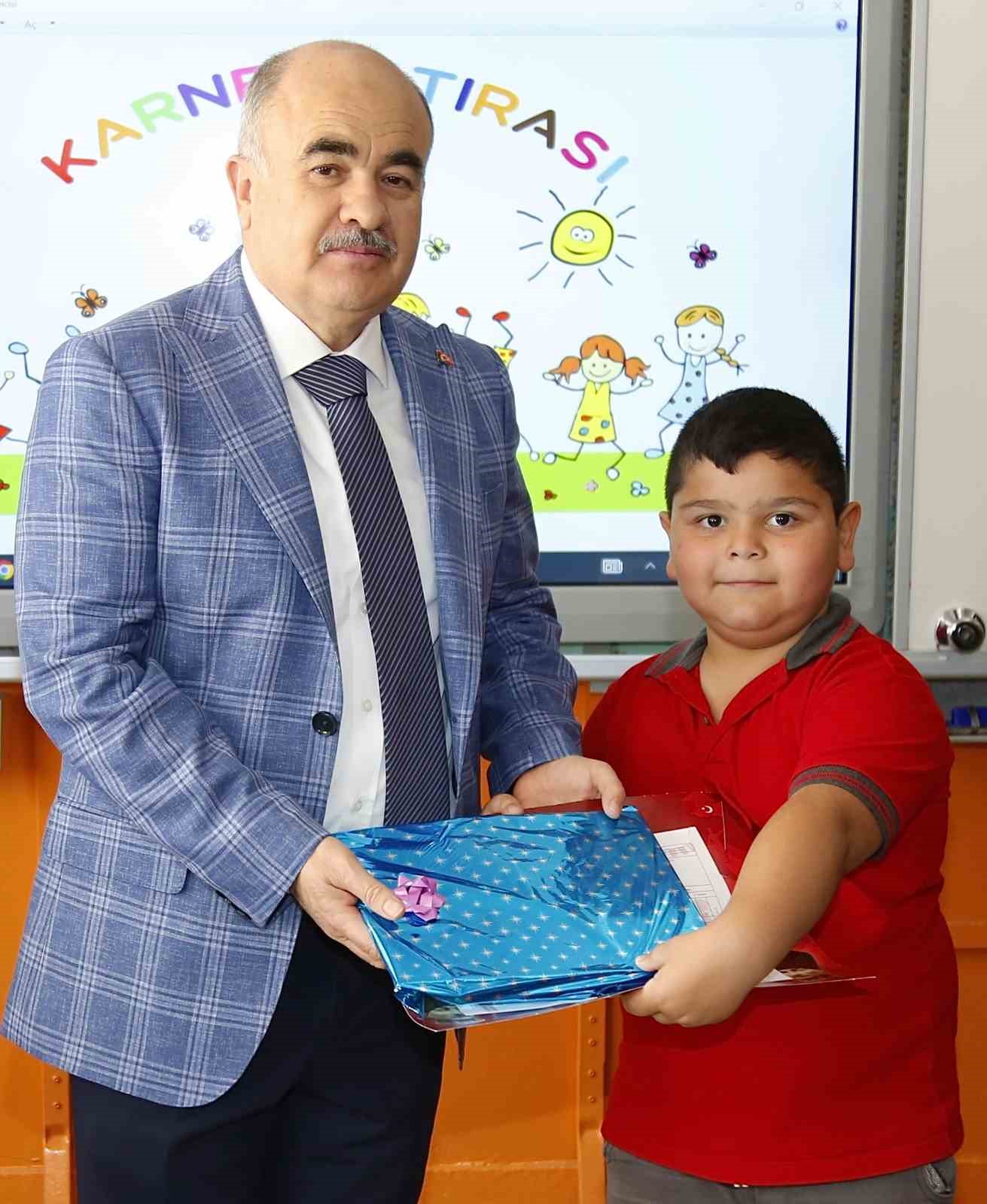 Vali Dağlı ve Başkan Aşgın öğrencilerin karne heyecanına ortak oldu