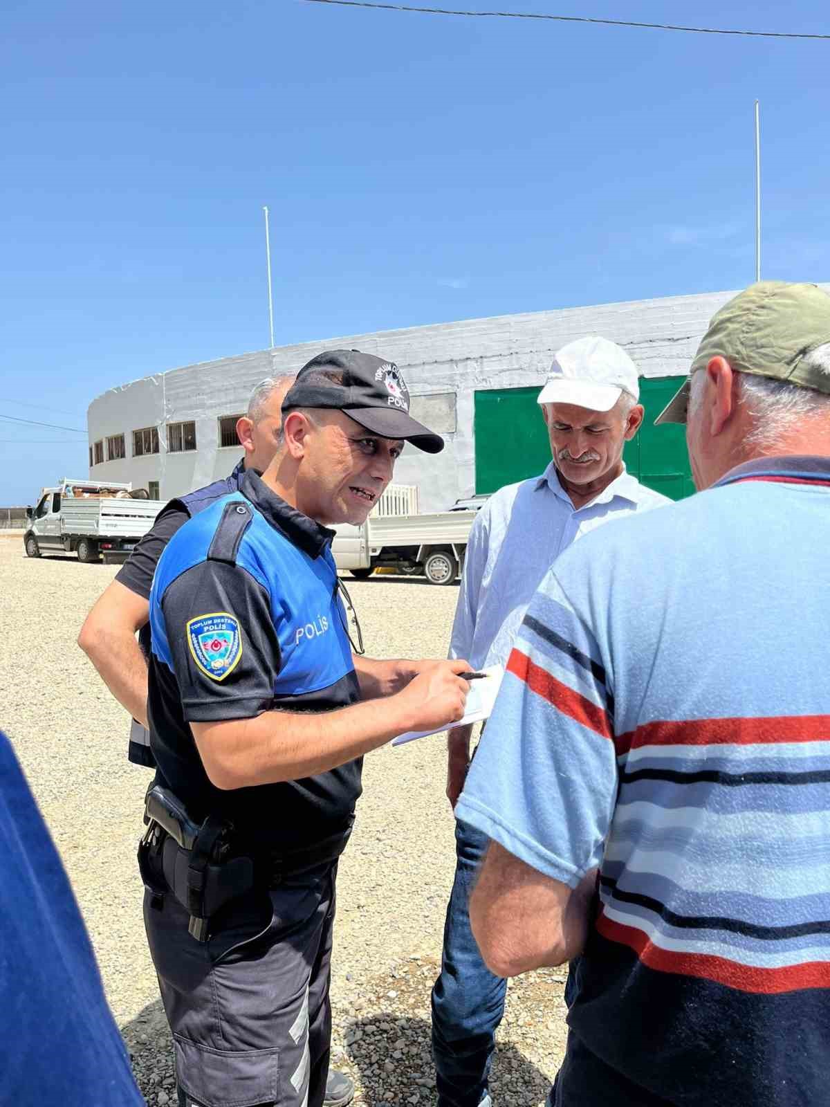 Polis ekiplerinden kurban pazarında sahte para uyarısı
