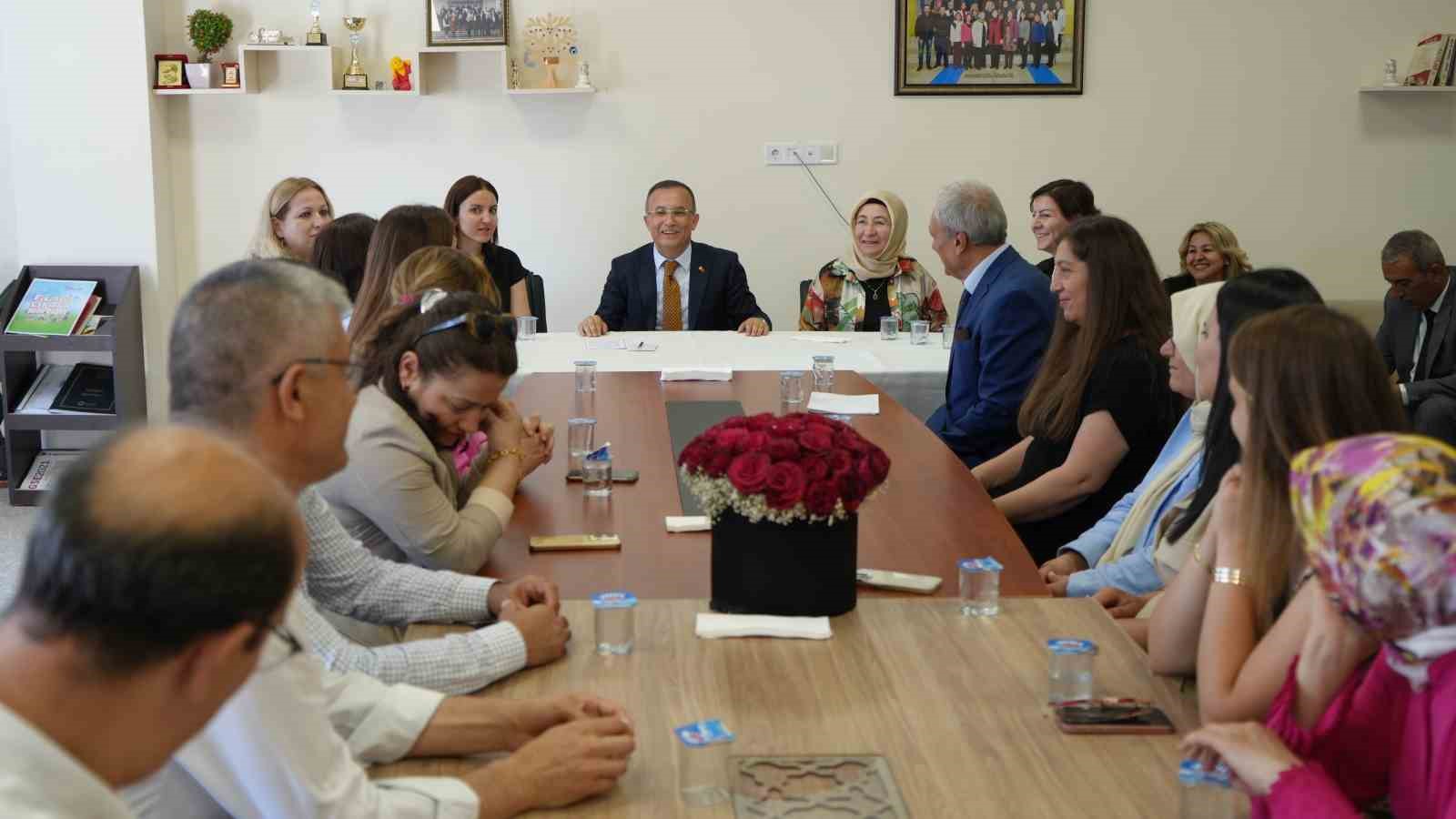 Gaziantep’te 730 bin öğrenci karne heyecanı yaşadı