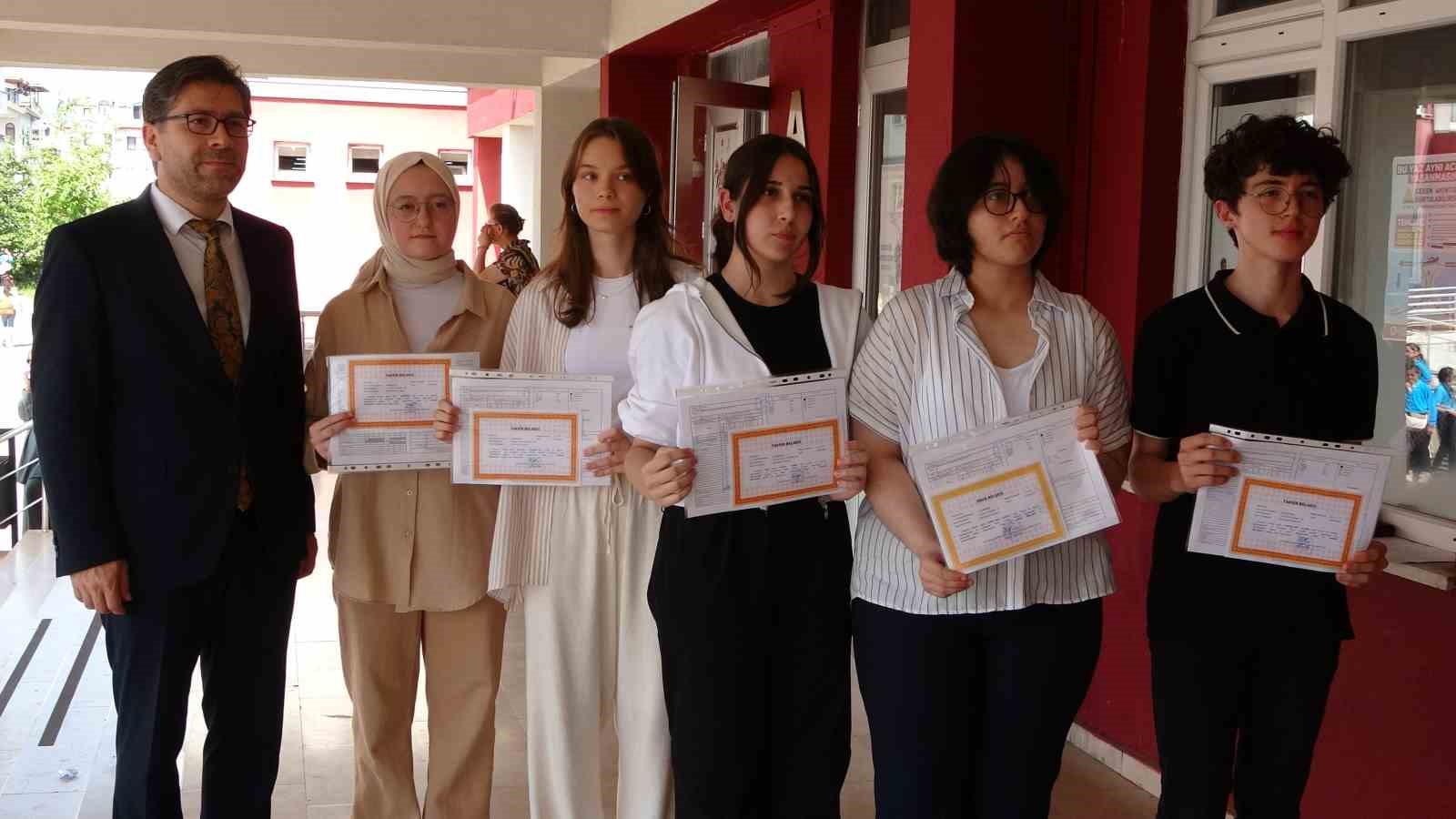 Karnelerini alan &ouml;ğrenciler, Filistin&rsquo;de &ouml;len &ccedil;ocuklar i&ccedil;in g&ouml;ky&uuml;z&uuml;ne balon bıraktı
