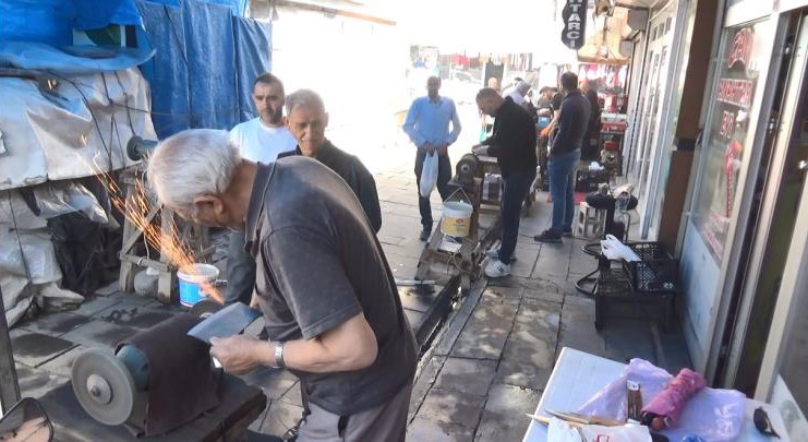 Kars&rsquo;ta bı&ccedil;aklar kurbanlar i&ccedil;in bileniyor
