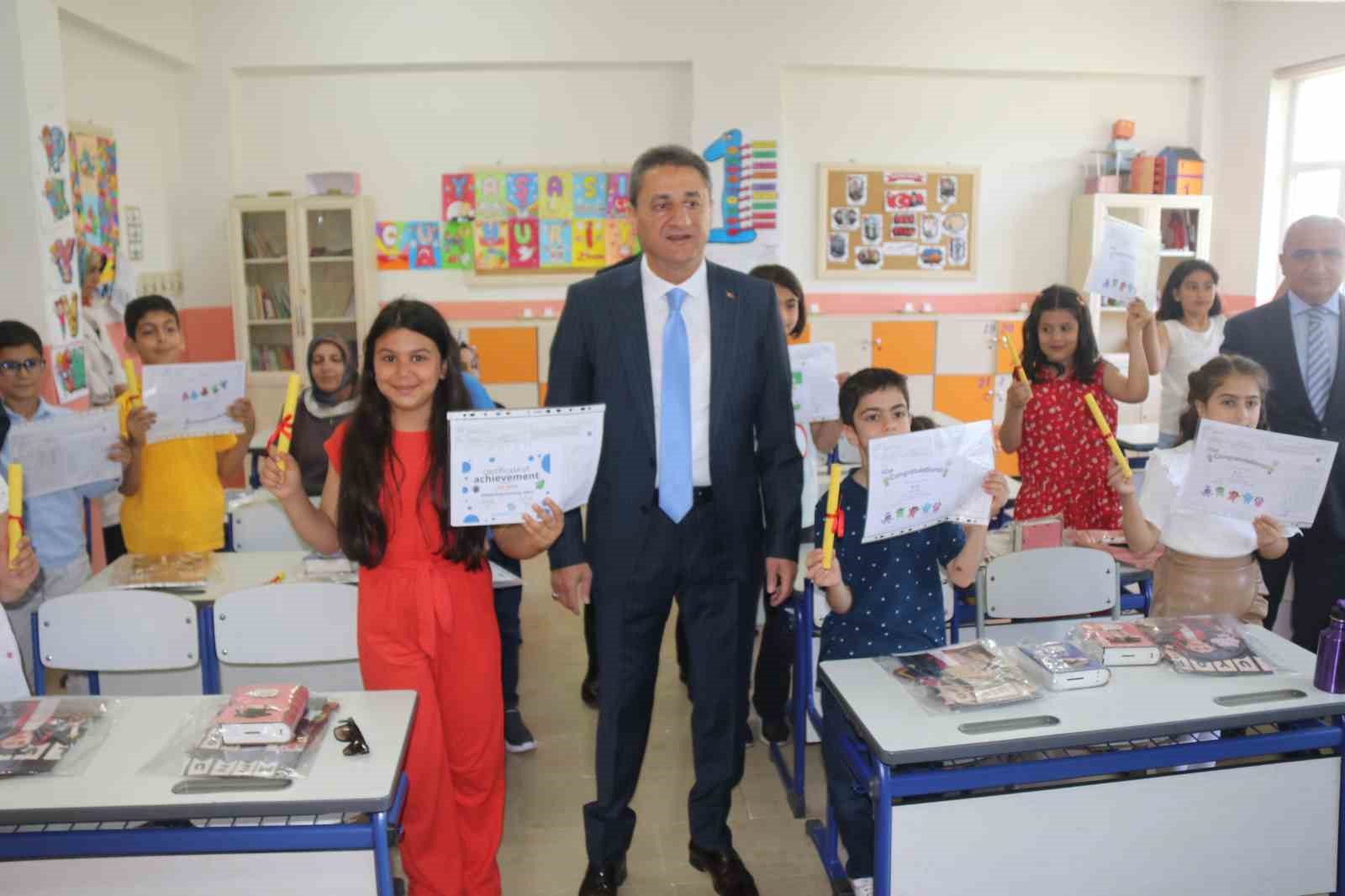 Bitlis&rsquo;te 110 bin &ouml;ğrenci karne heyecanı yaşadı
