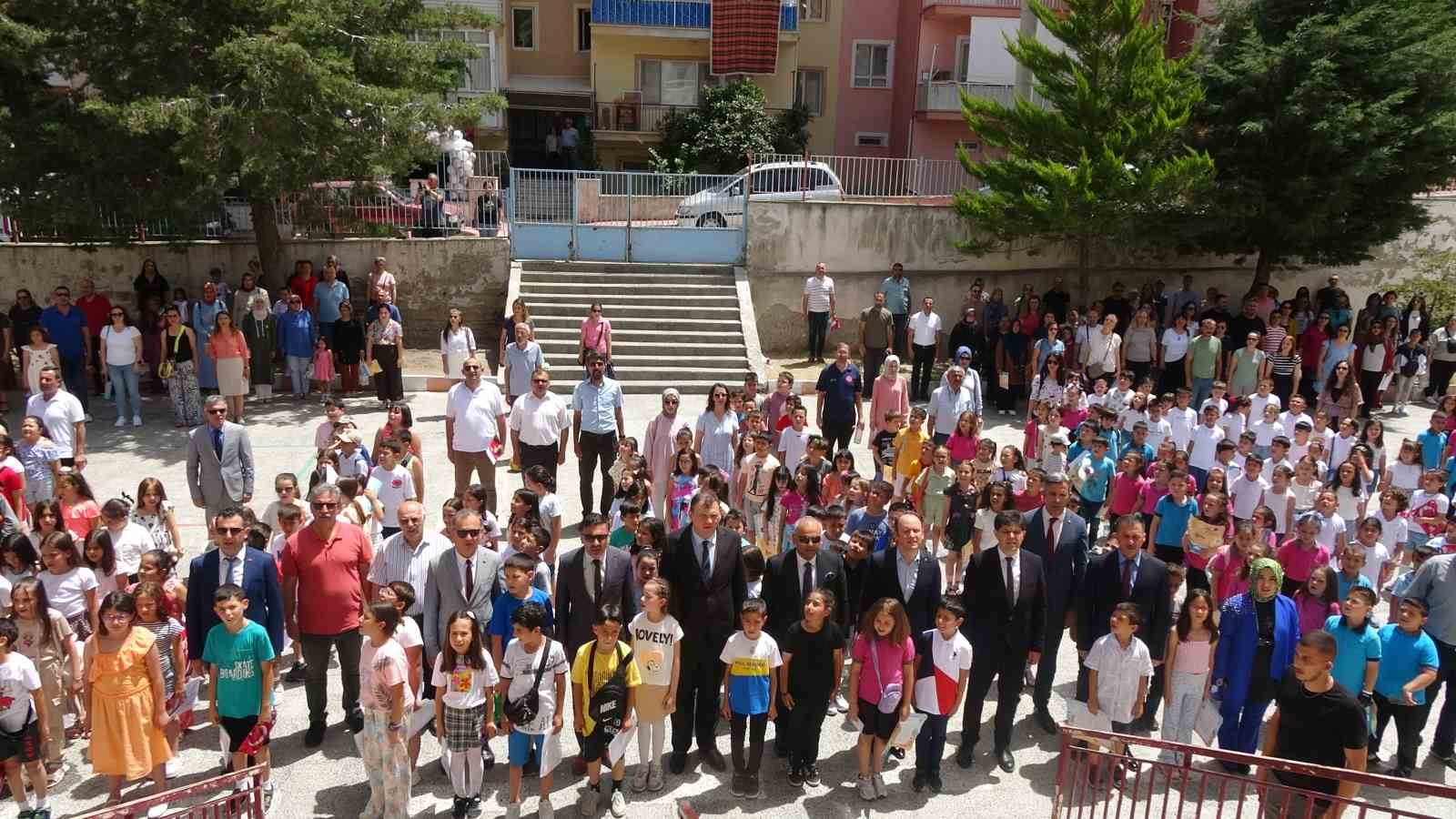 Burdur&rsquo;da 43 bin 89 &ouml;ğrenci karne sevinci yaşadı
