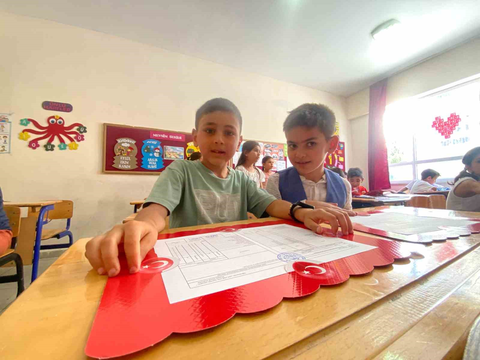 Veliler, karne heyecanına ortak oldu