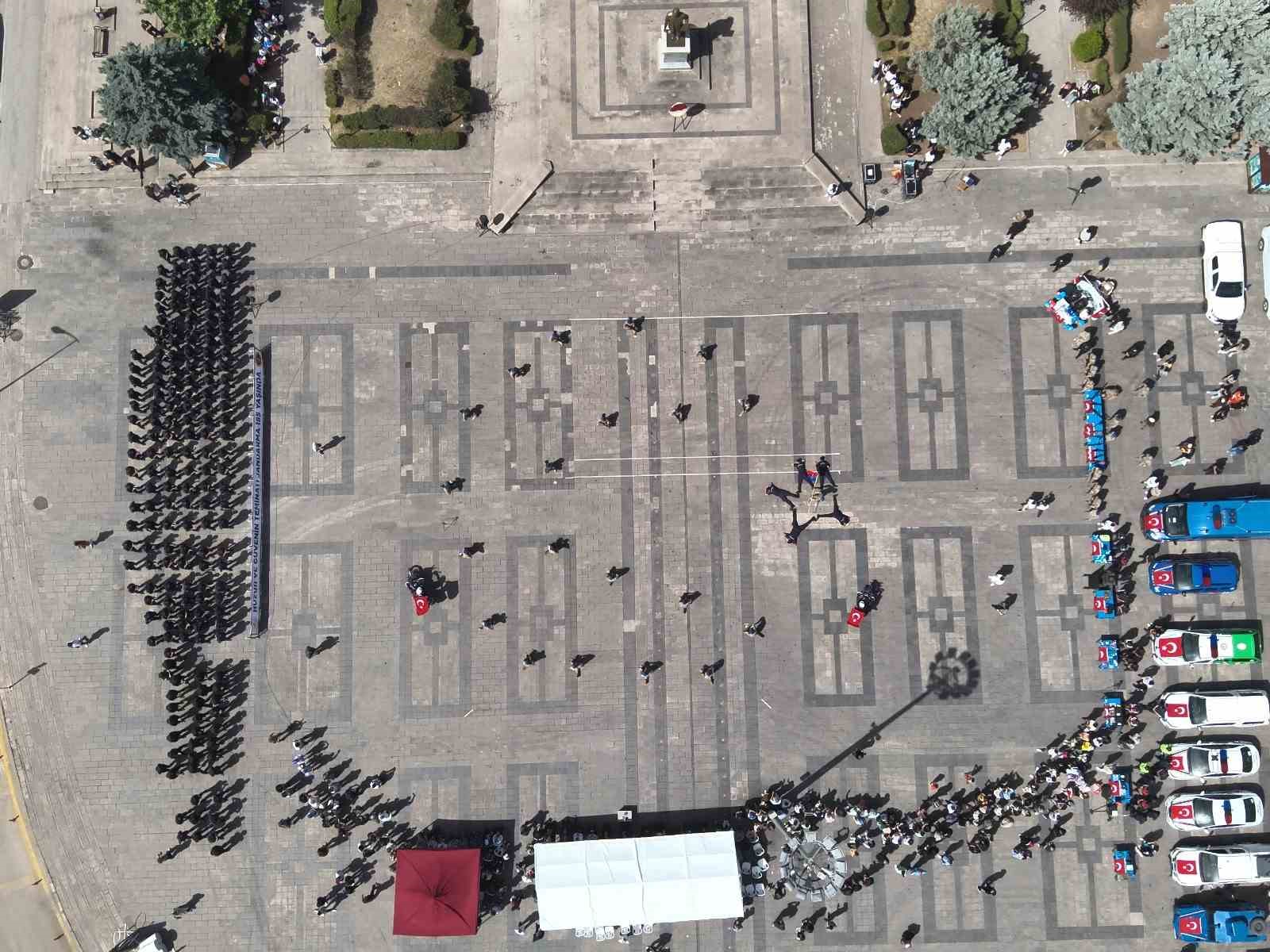 Komandolardan gururlandıran gösteri: "Ay yıldız" figürü oluşturuldu