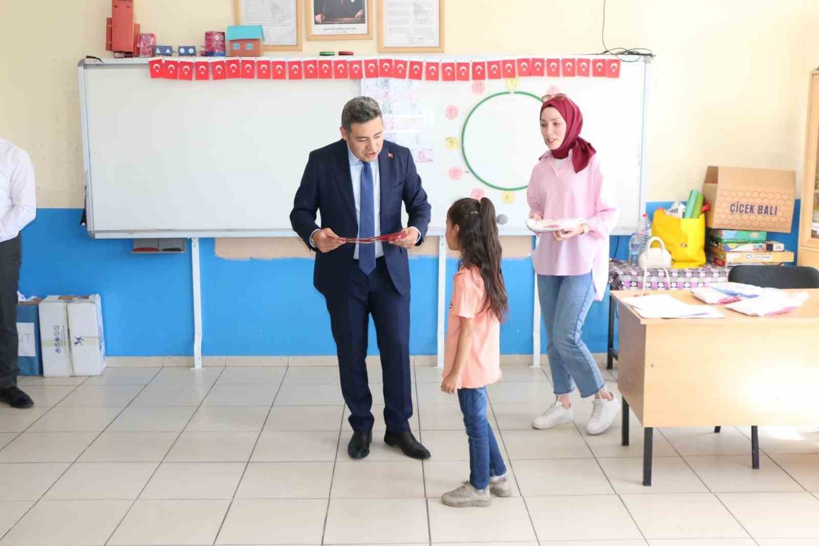 Kaymakam &Ouml;z&ccedil;elik, &ouml;ğrencilerin karne heyecanına ortak oldu
