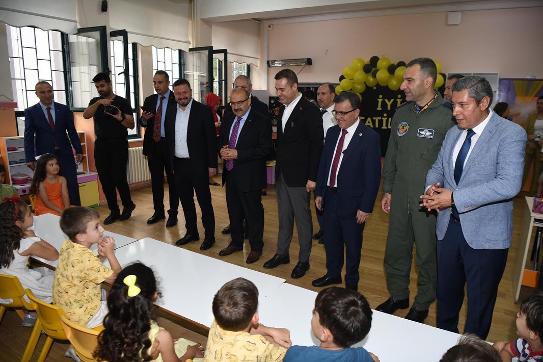 &Ouml;ğrencilerin karne heyecanına ortak oldular
