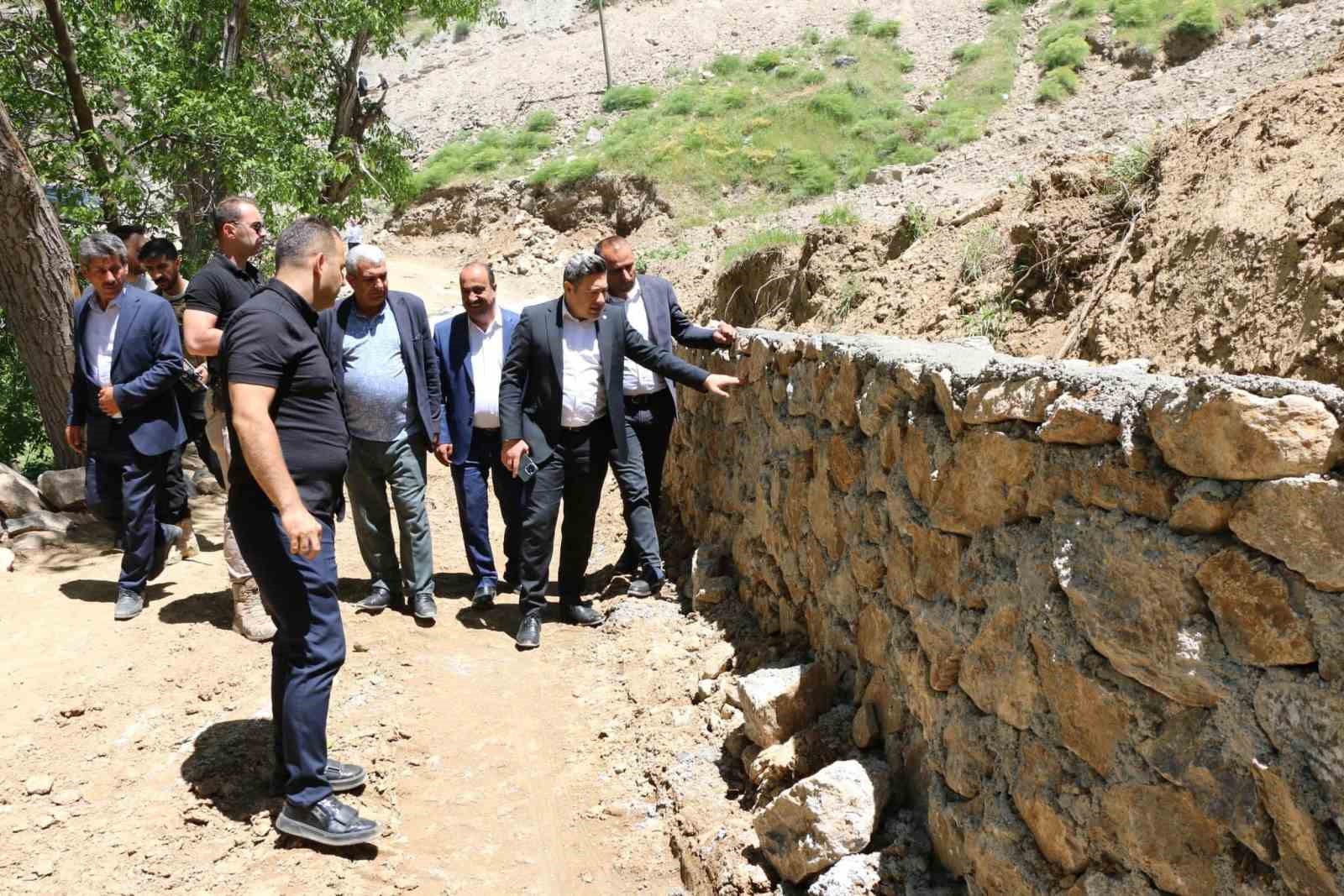 Kaymakam &Ouml;z&ccedil;elik yapımı devam eden hizmetleri inceledi
