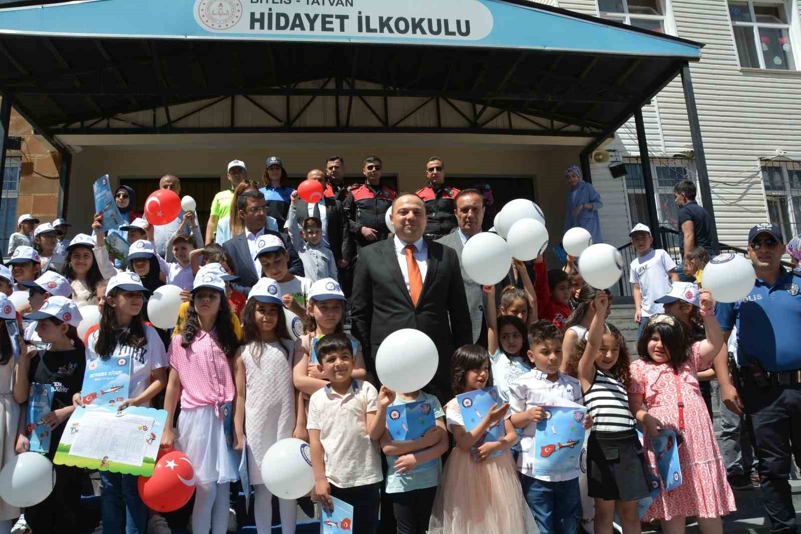 Tatvan&rsquo;da 25 bin 346 &ouml;ğrenci karne aldı
