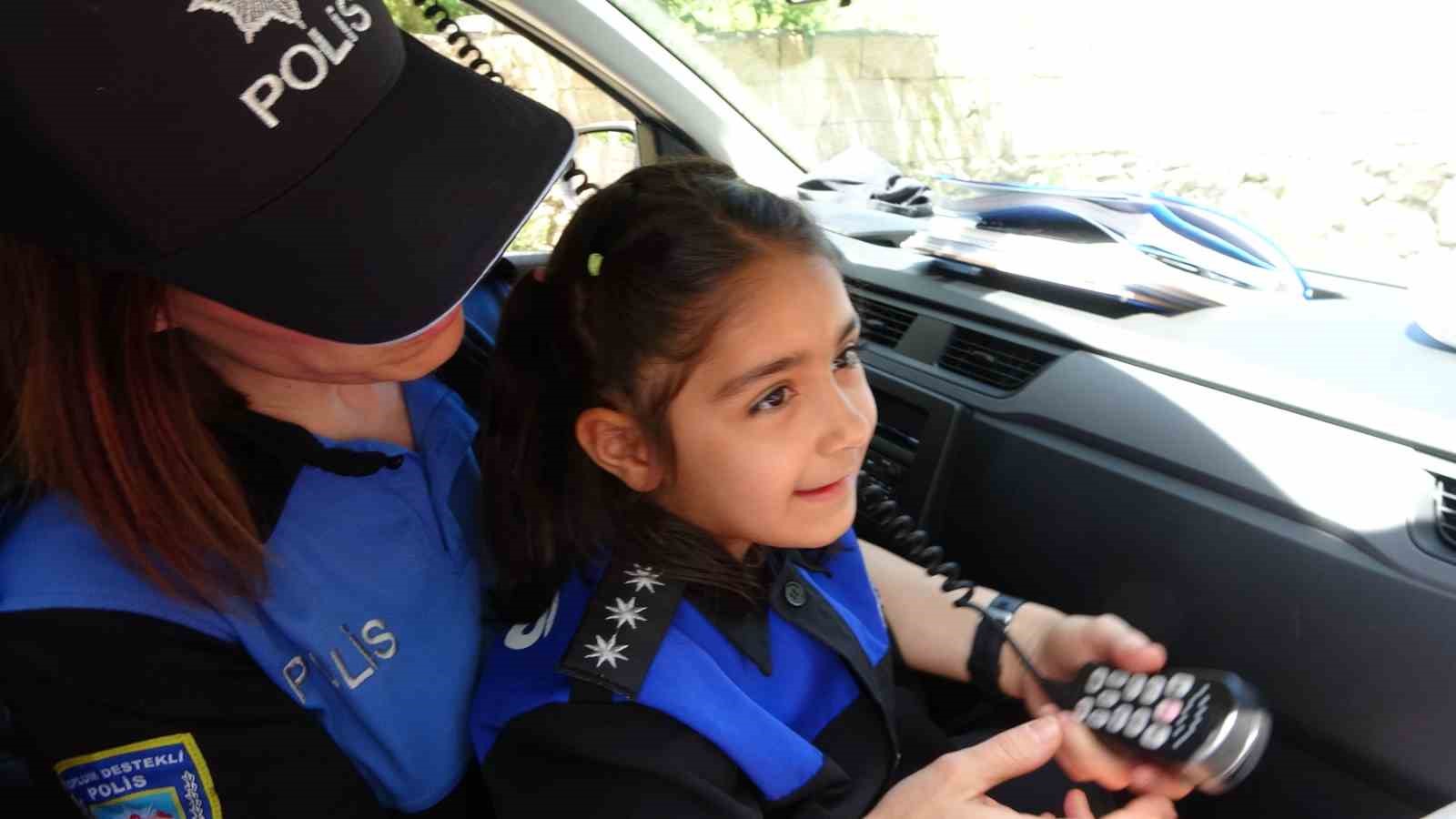 Depremde ailesini kaybeden minik Naz&rsquo;ın ilk karne heyecanı
