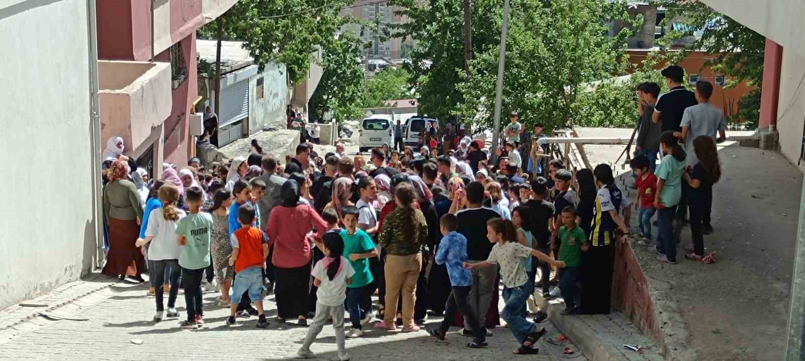 Vali Atay çocuklara bayram harçlığı dağıttı