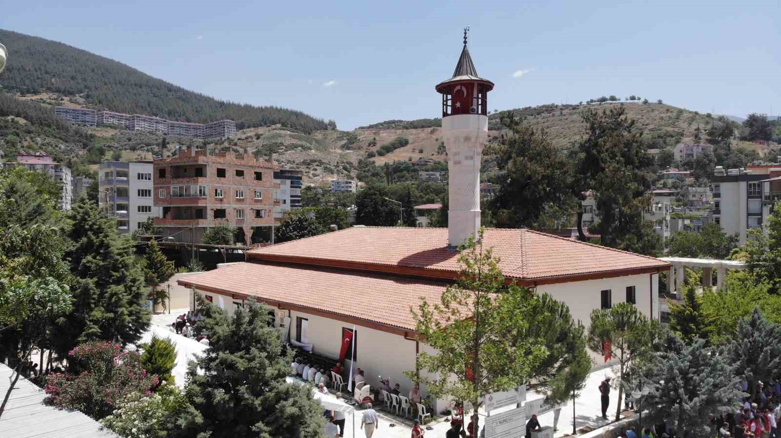 Depremde hasar gören 534 yıllık cami ibadete açıldı
