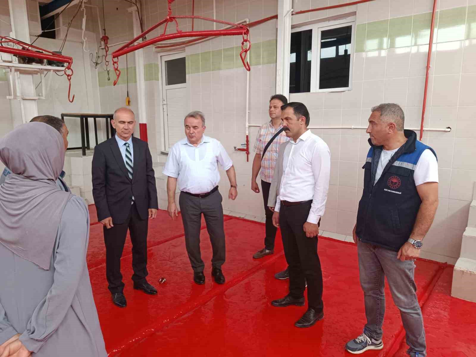 Kaymakam Öztürk hayvan pazarında incelemelerde bulundu