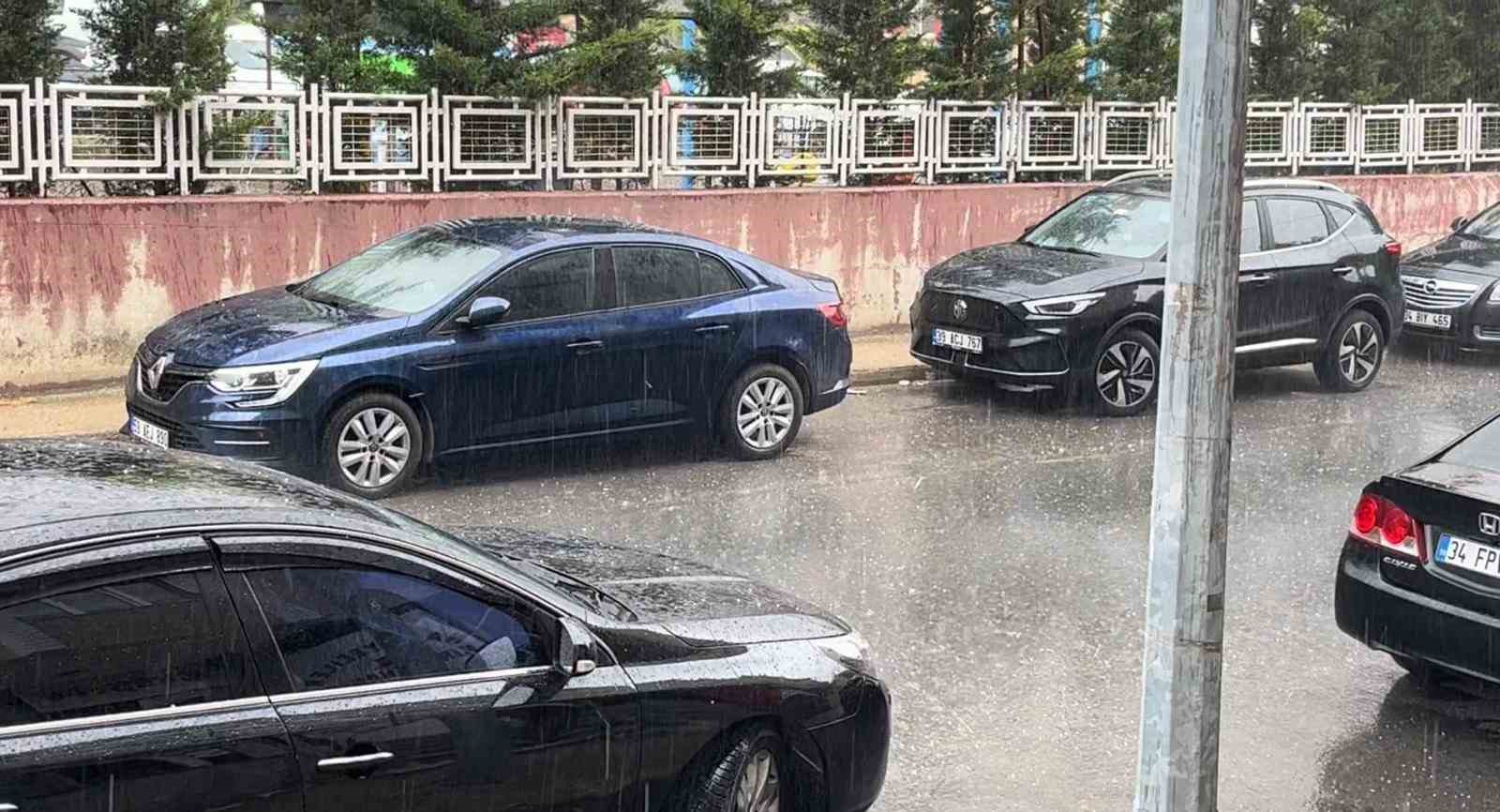 Fındık b&uuml;y&uuml;kl&uuml;ğ&uuml;ne dolu yağdı, vatandaşlar hazırlıksız yakalandı
