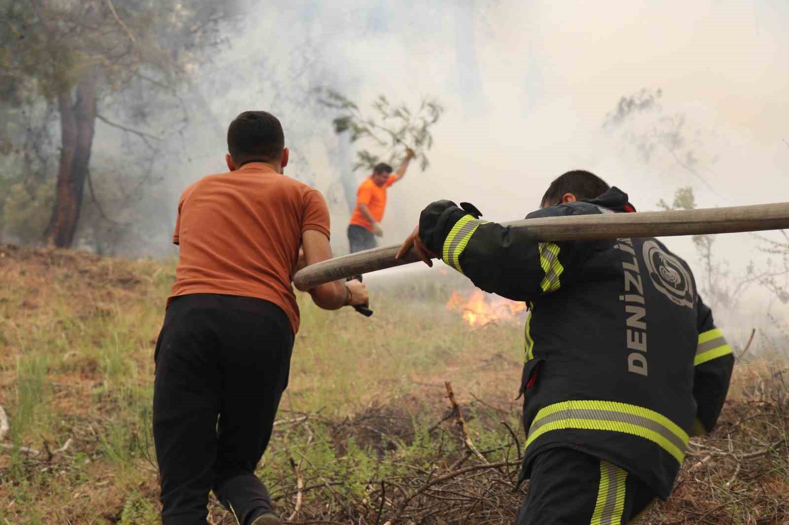 Denizli’de yıldırım düşmesi sonucu pek çok noktada başlayan yangınlar devam ediyor