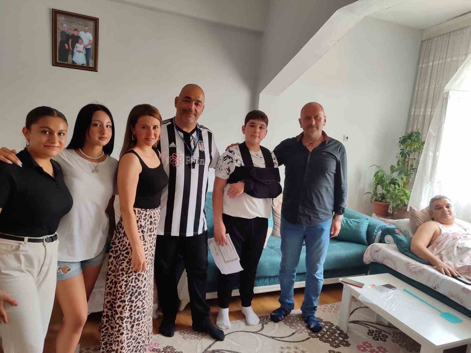 Trafik kazasında yaralanan öğrencinin karnesini evine giderek verdiler