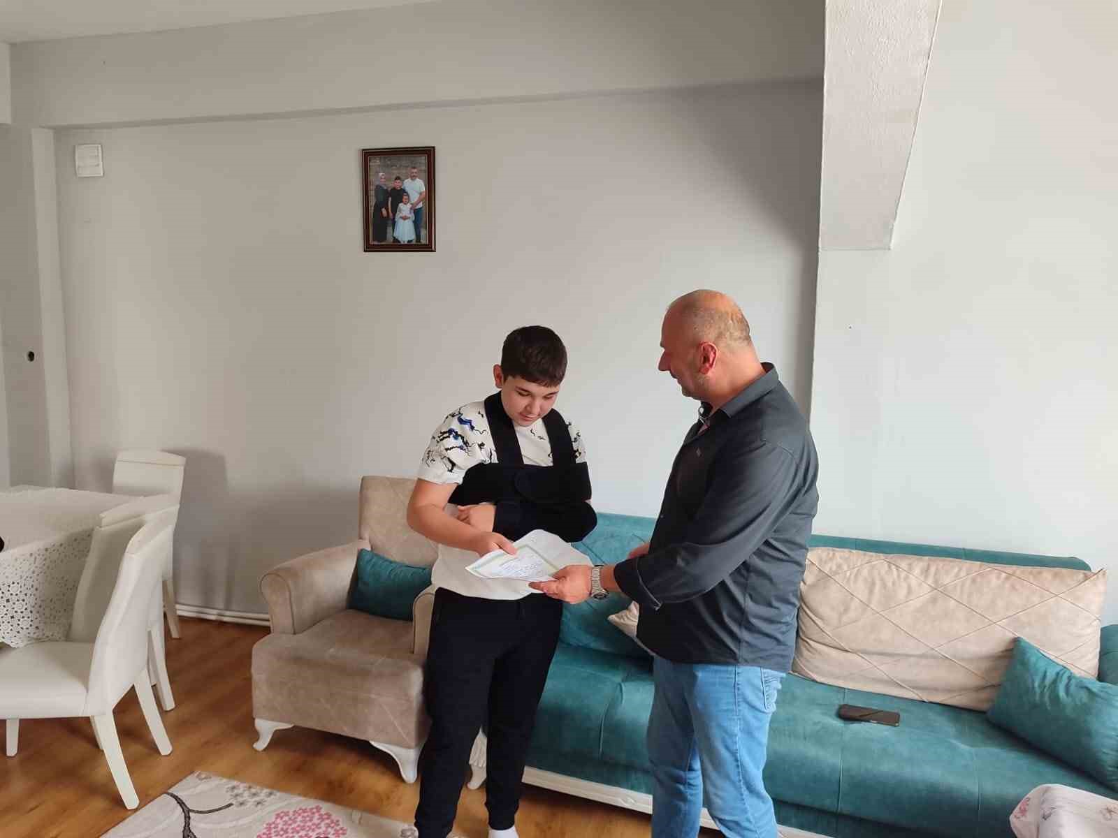 Trafik kazasında yaralanan &ouml;ğrencinin karnesini evine giderek verdiler
