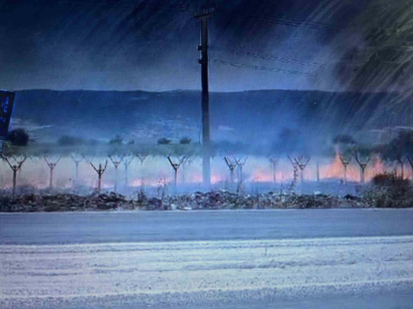 Yol kenarında &ccedil;ıkan yangın bağlara ulaşmadan s&ouml;nd&uuml;r&uuml;ld&uuml;
