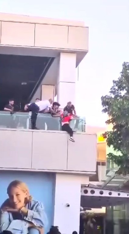 İneg&ouml;l AVM&rsquo;de intihar girişimi
