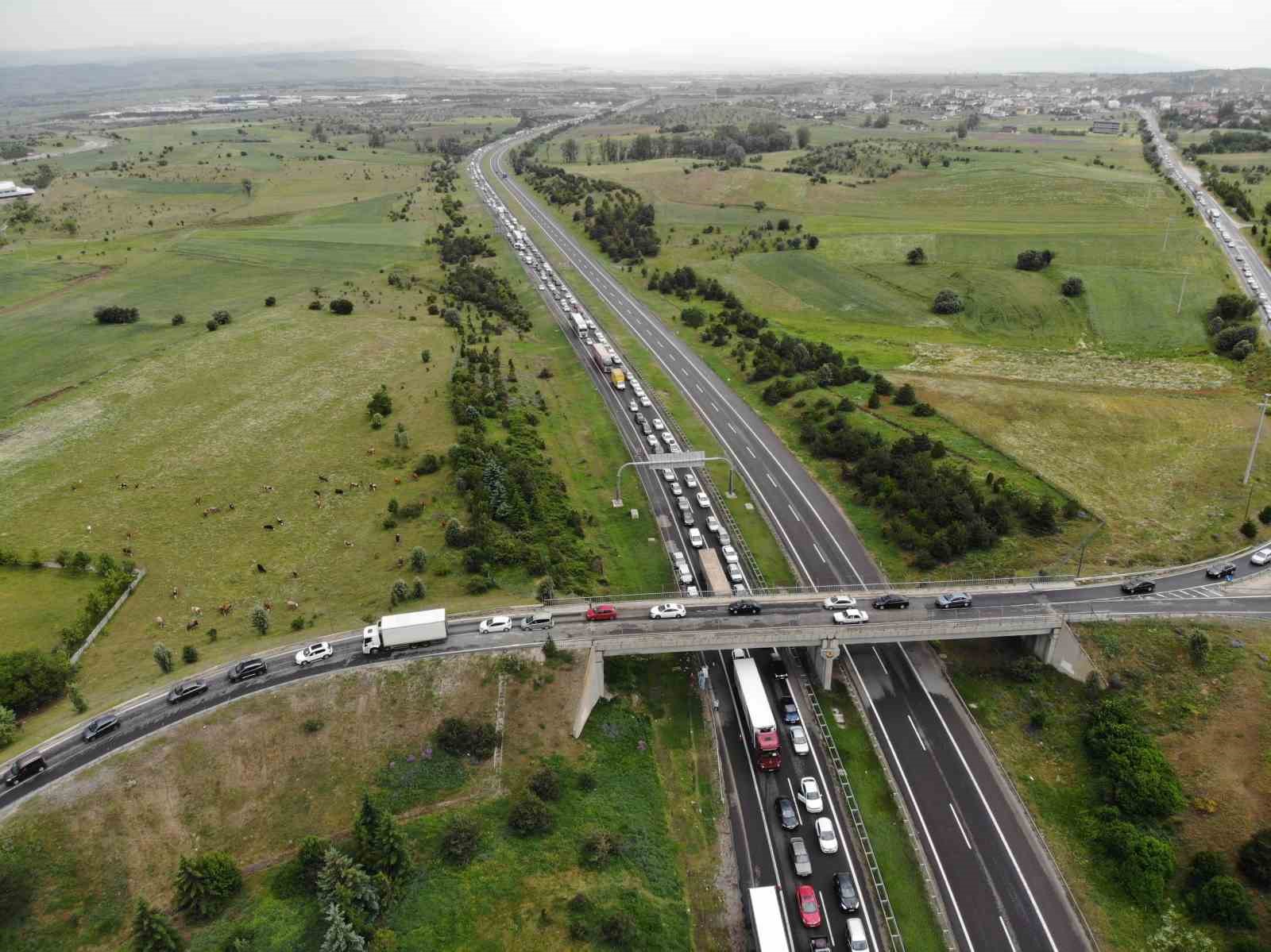 Tatilcilerin trafik çilesi: Uzun araç kuyrukları oluştu
