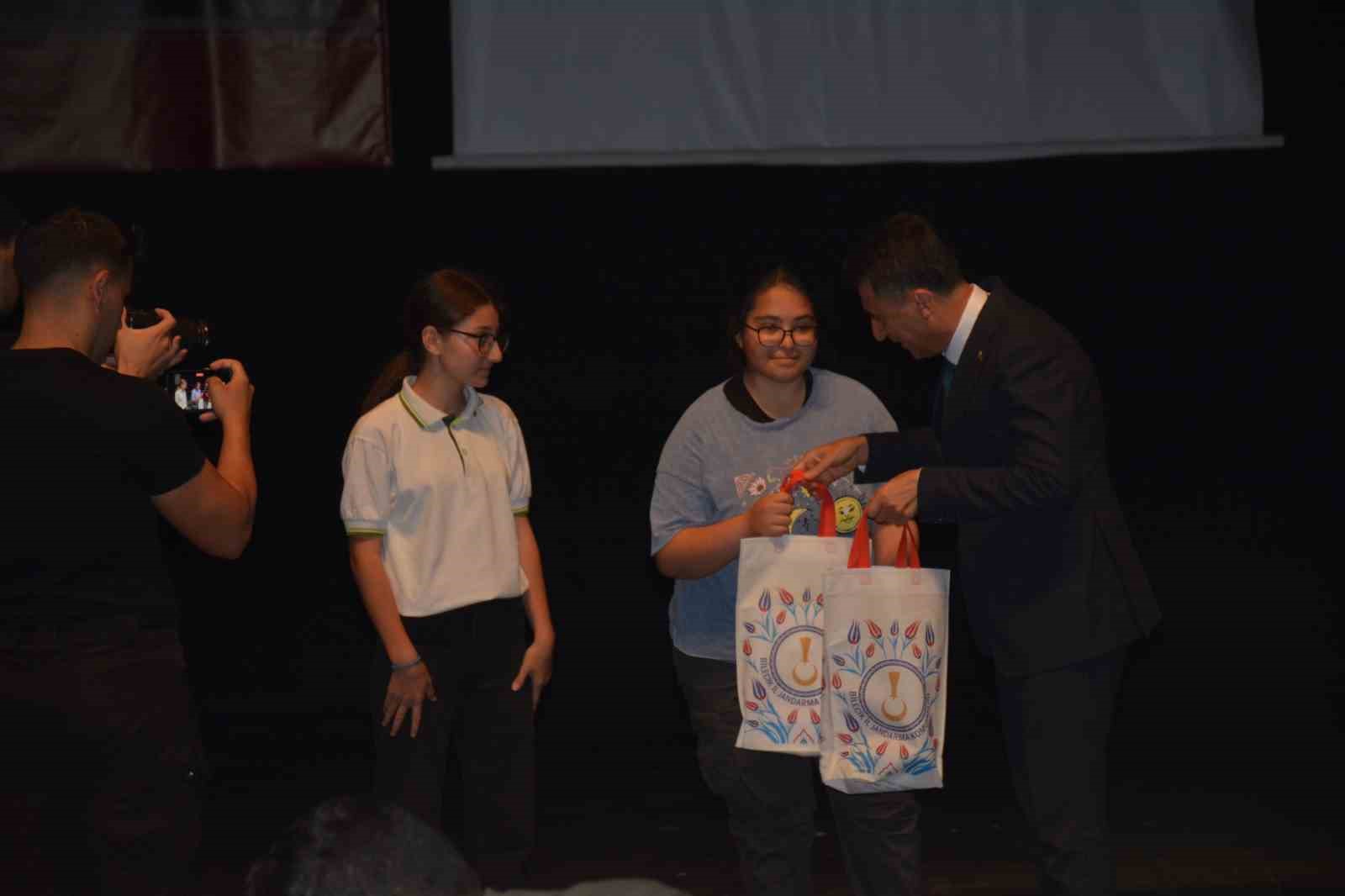 Komandoların zeybek g&ouml;sterisi b&uuml;y&uuml;k beğeniyle topladı
