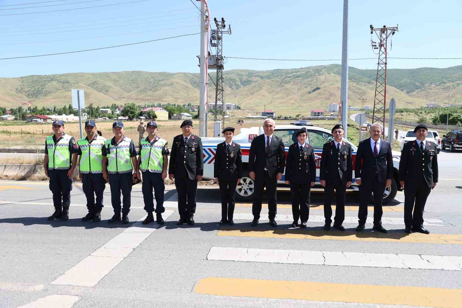 Muş Valisi Çakır, trafik uygulama noktalarında görev yapan ekipleri ziyaret etti
