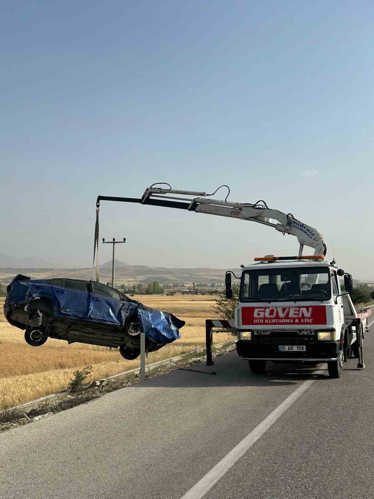 Burdur-Fethiye karayolunda kontrolden &ccedil;ıkan otomobil şarampole devrildi: 4 yaralı
