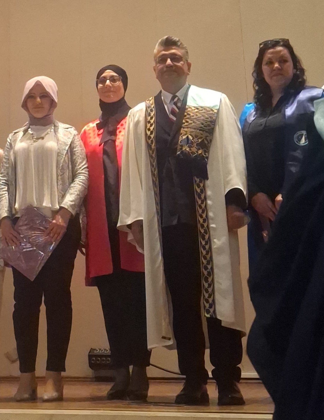 Hamza &Uuml;st&uuml;nkaya&rsquo;nın &ouml;ğrencisi &Ouml;zlem Camk&ouml;z &uuml;niversiteyi birincilikle bitirdi
