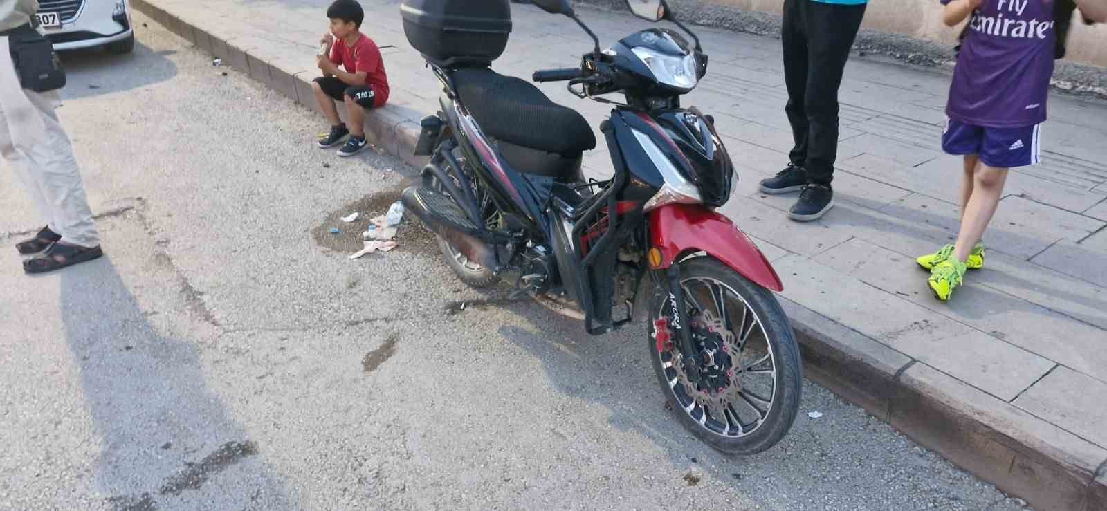 Otomobile &ccedil;arpan motosikletli yaralandı
